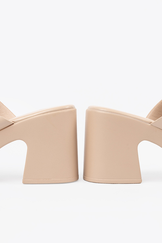 Beige Hausschuhe an der Ferse