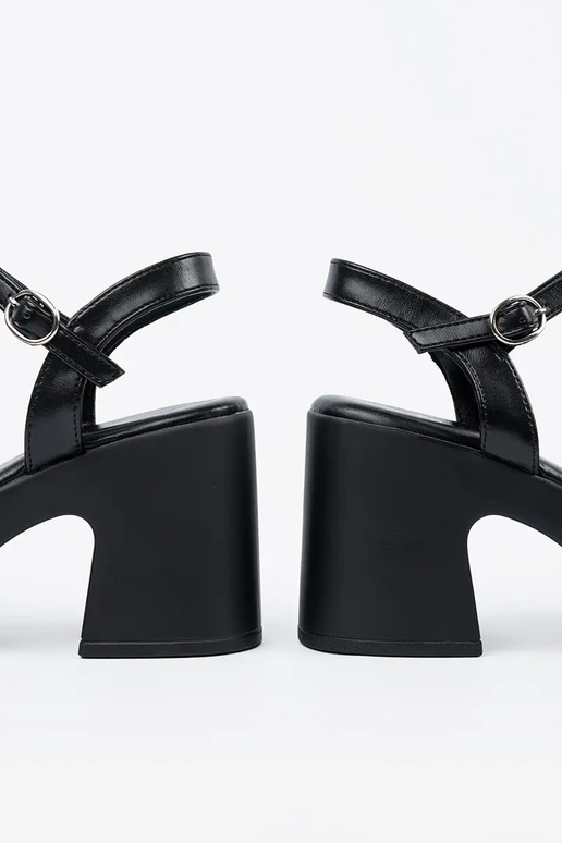 Schwarze Sandalen mit Absatz