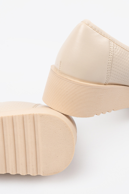 Wedges mit dekorativer Schnalle Wedges mit dekorativer Schnalle