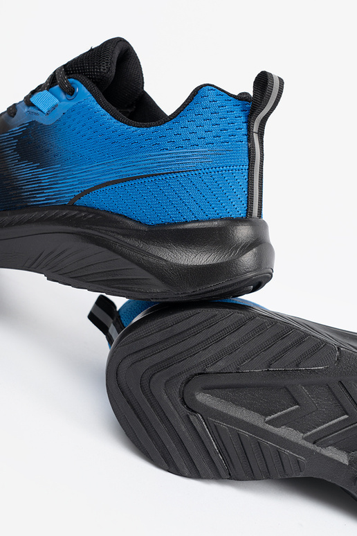 Schwarze Sportschuhe mit roten Elementen