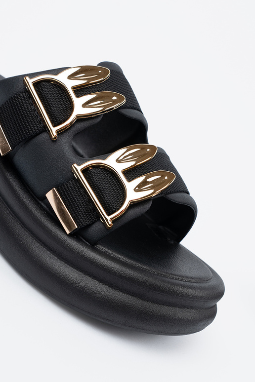 Pantoletten mit Plateau und goldenen... Pantoletten mit Plateau und goldenen...