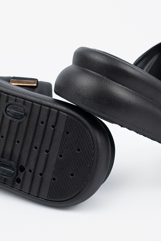 Pantoletten mit Plateau und goldenen... Pantoletten mit Plateau und goldenen...