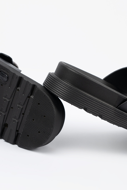 Schwarze Pantoletten mit silbernen... Schwarze Pantoletten mit silbernen...