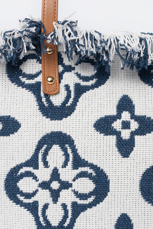 Strandtasche mit Quasten über der... Strandtasche mit Quasten über der...