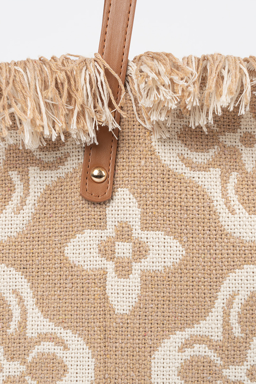 Beige Strandtasche über der Schulter Beige Strandtasche über der Schulter