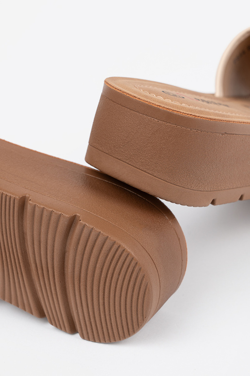 Pantoletten mit goldener Schnalle Pantoletten mit goldener Schnalle