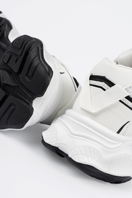 Weiße Sportschuhe auf dicker Plattform