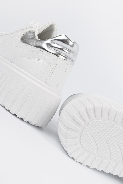 Weiße Sportschuhe im Stil mit...