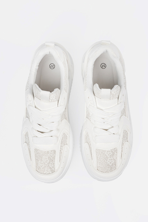 Weiße Sportschuhe mit Schnürsenkeln...