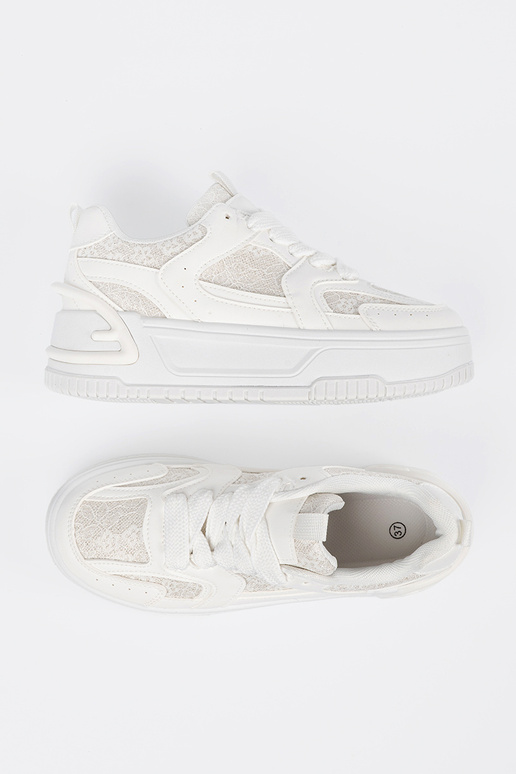 Weiße Sportschuhe mit Schnürsenkeln...