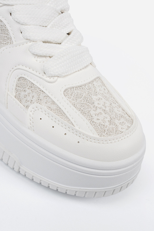 Weiße Sportschuhe mit Schnürsenkeln...