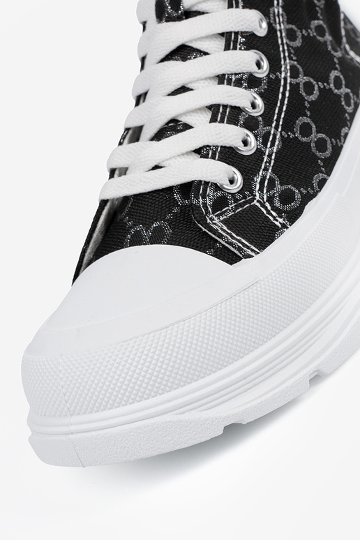 Schwarze Schuhe mit Schnürsenkeln und...