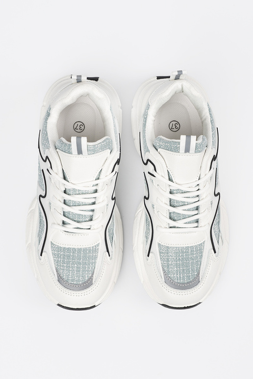 Weiß-grüne Sportschuhe im sportlichen...