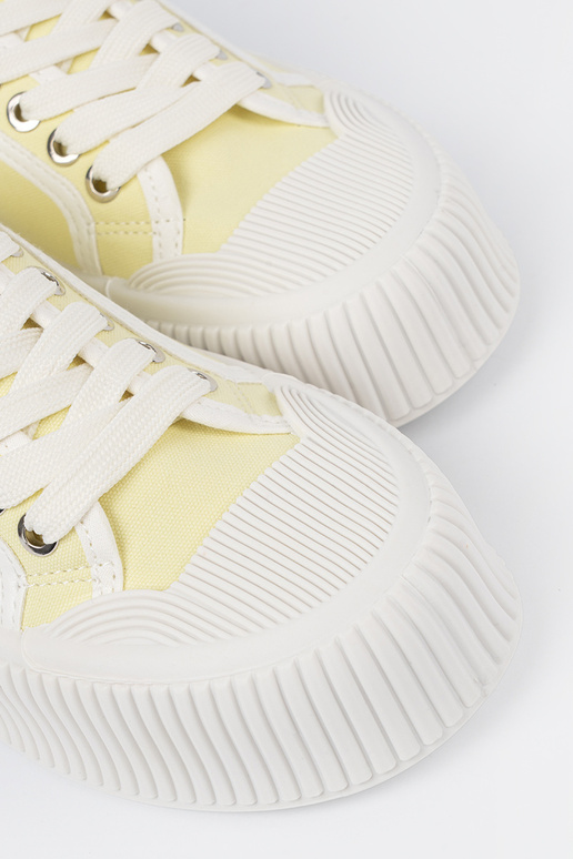 Gelbe Schuhe mit Schnürsenkeln auf... Gelbe Schuhe mit Schnürsenkeln auf...