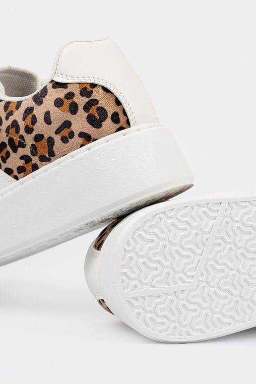 Weiße sportliche Schuhe mit...