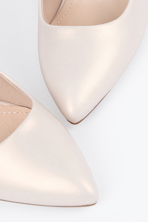 Helle sandfarbene klassische High Heels