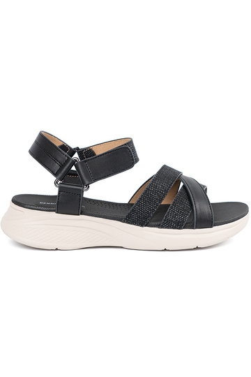 Braune Sandalen auf weißer...