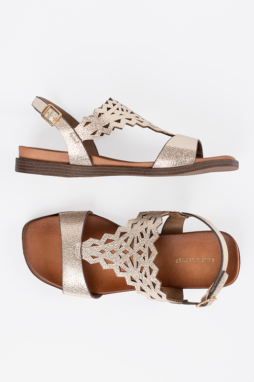 Elfenbeinfarbene Sandalen auf weißer... Elfenbeinfarbene Sandalen auf weißer...