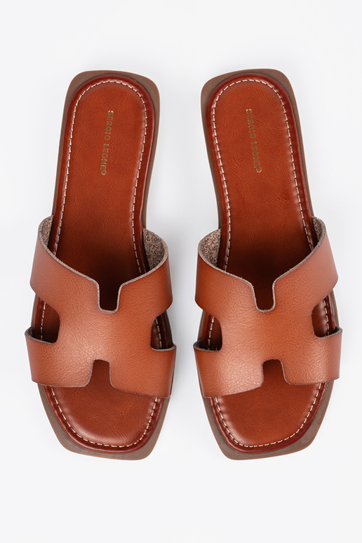 Braune Hausschuhe mit quadrater Spitze Braune Hausschuhe mit quadrater Spitze