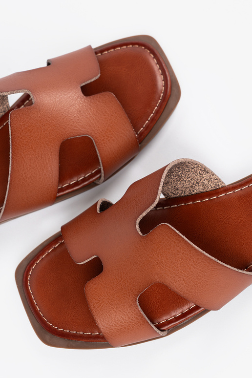 Braune Hausschuhe mit quadrater Spitze Braune Hausschuhe mit quadrater Spitze