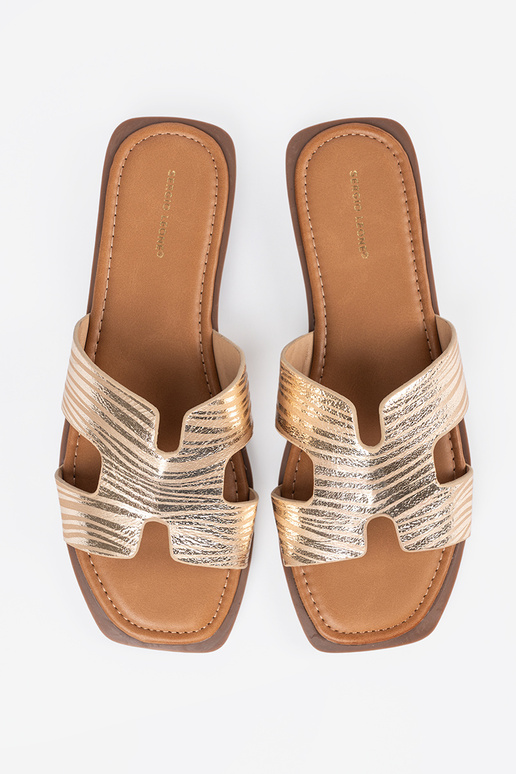 Goldene Hausschuhe mit quadrater Spitze Goldene Hausschuhe mit quadrater Spitze