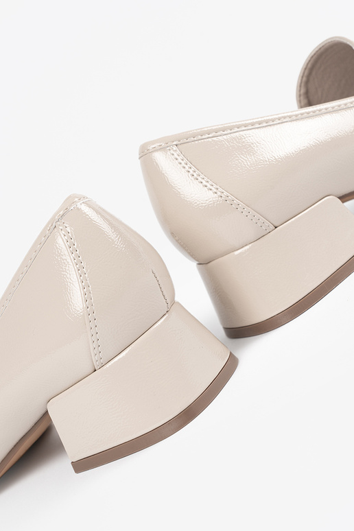Helle sandfarbene Damen Schuhe im... Helle sandfarbene Damen Schuhe im...