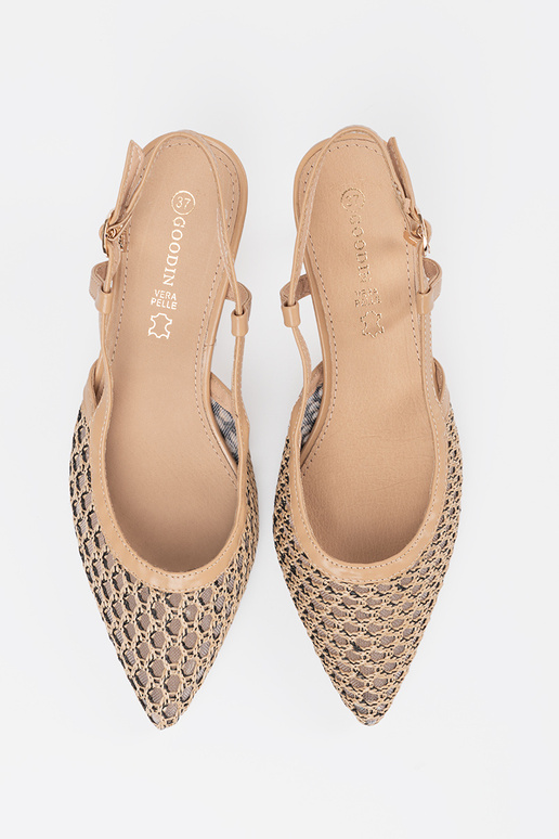 Absatzschuhe mit Lochmuster auf... Absatzschuhe mit Lochmuster auf...