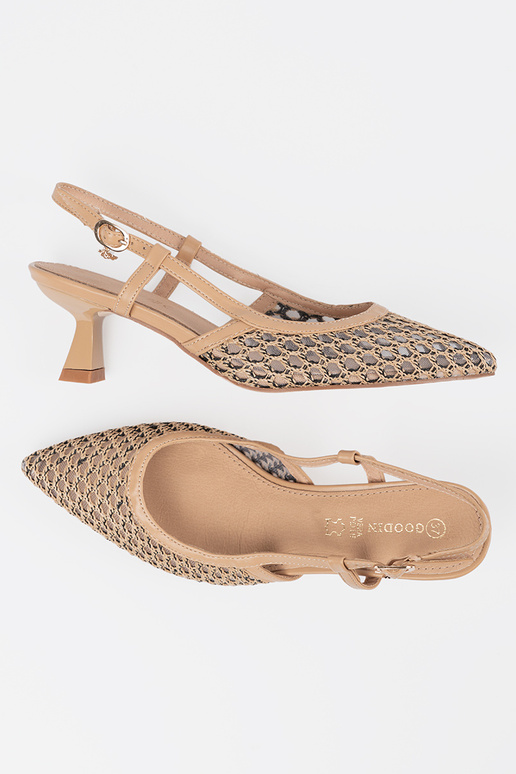 Absatzschuhe mit Lochmuster auf... Absatzschuhe mit Lochmuster auf...