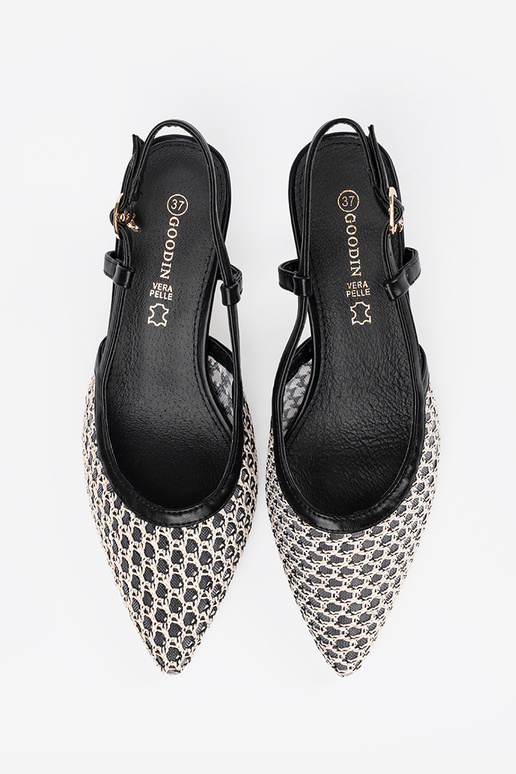 Absatzschuhe mit Lochmuster auf... Absatzschuhe mit Lochmuster auf...