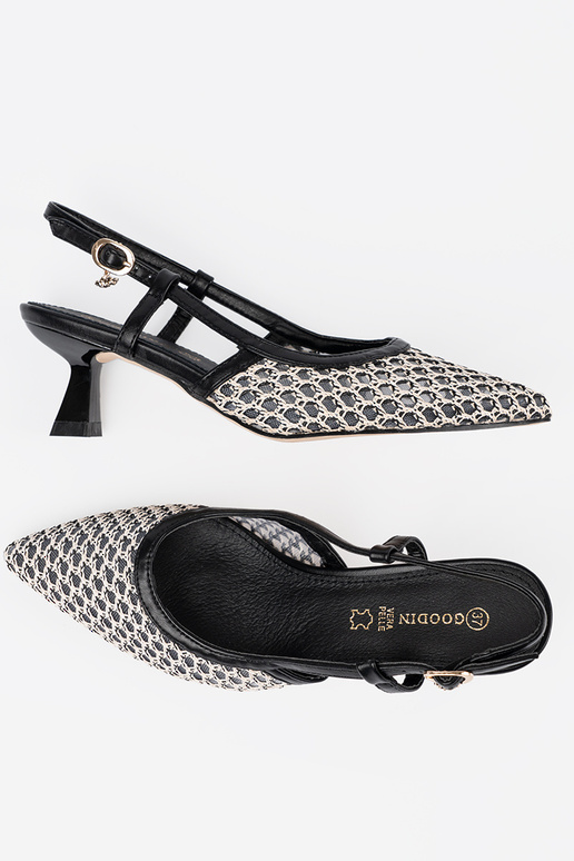 Absatzschuhe mit Lochmuster auf... Absatzschuhe mit Lochmuster auf...