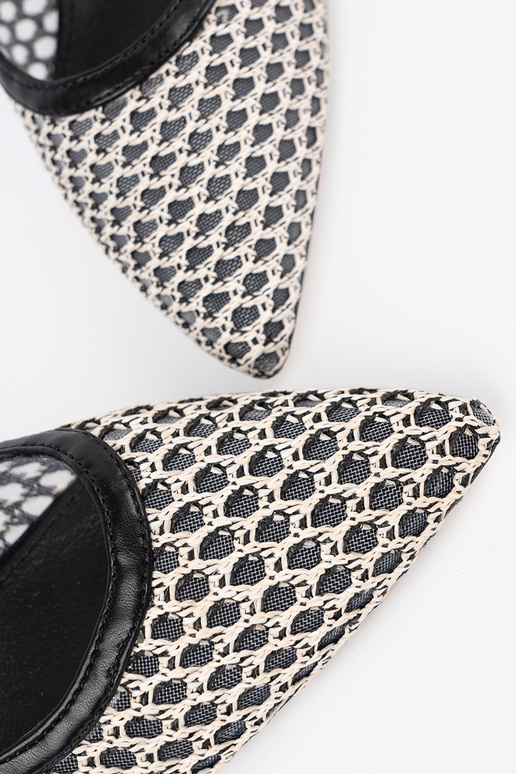 Absatzschuhe mit Lochmuster auf... Absatzschuhe mit Lochmuster auf...
