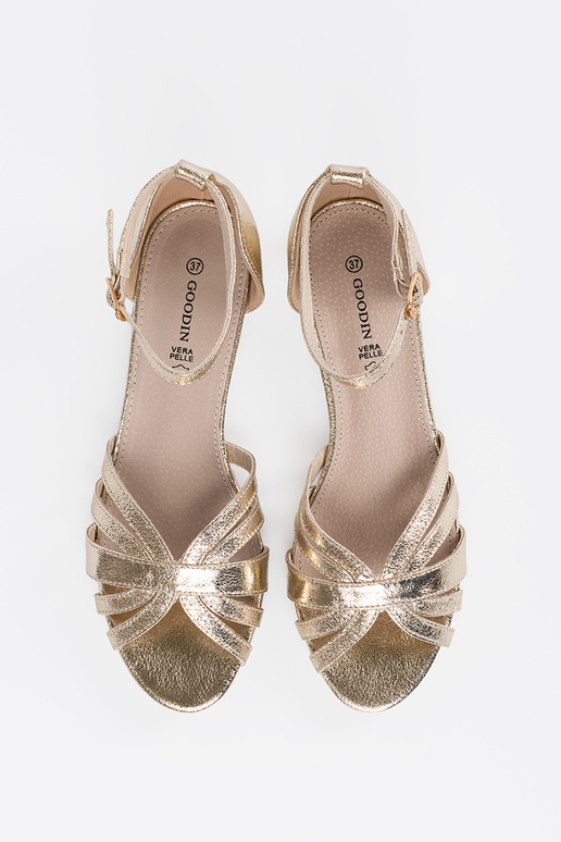 Elegante, goldene Sandalen auf... Elegante, goldene Sandalen auf...
