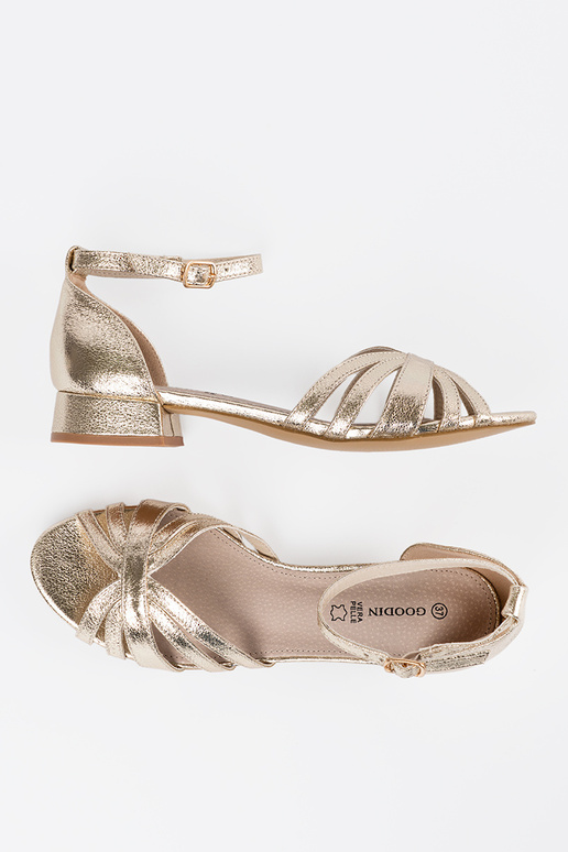 Elegante, goldene Sandalen auf... Elegante, goldene Sandalen auf...