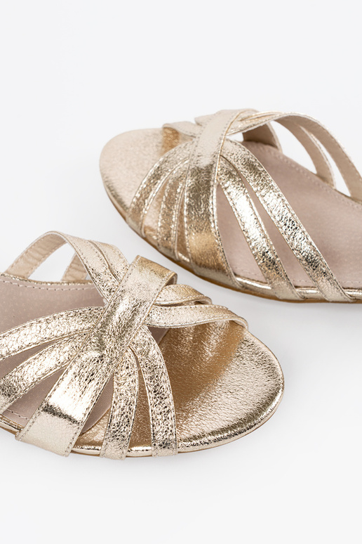 Elegante, goldene Sandalen auf... Elegante, goldene Sandalen auf...