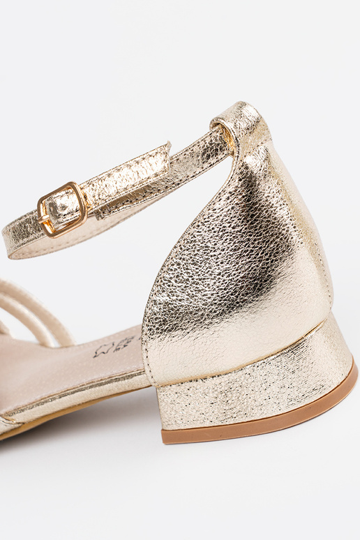 Elegante, goldene Sandalen auf... Elegante, goldene Sandalen auf...