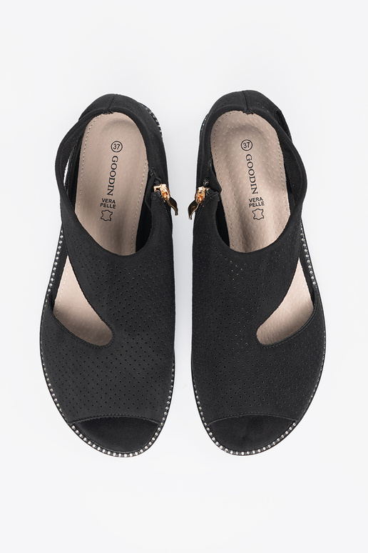 Flache, durchbrochene Sandalen in... Flache, durchbrochene Sandalen in...