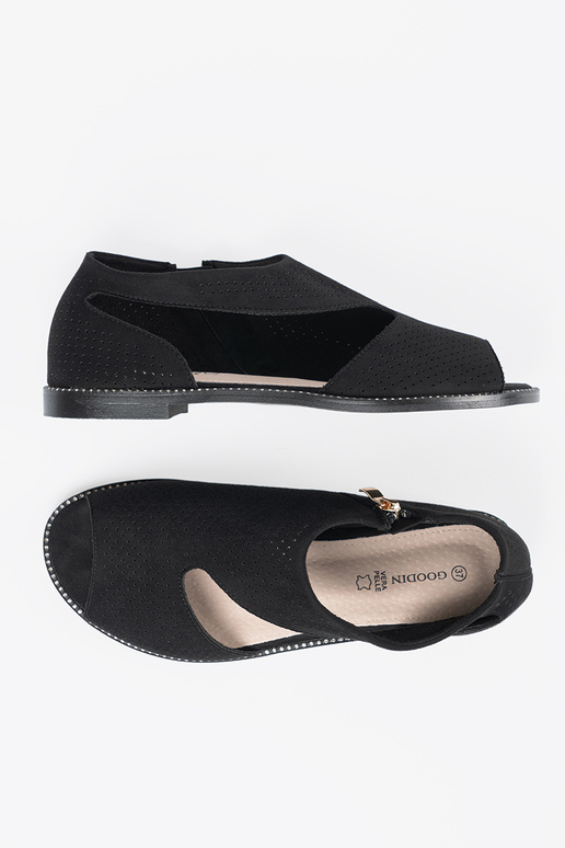 Flache, durchbrochene Sandalen in... Flache, durchbrochene Sandalen in...