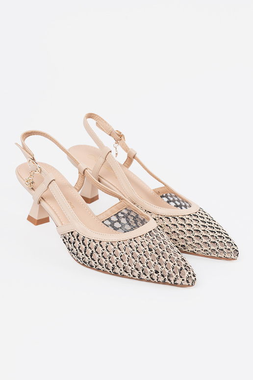 Absatzschuhe mit Lochmuster auf... Absatzschuhe mit Lochmuster auf...
