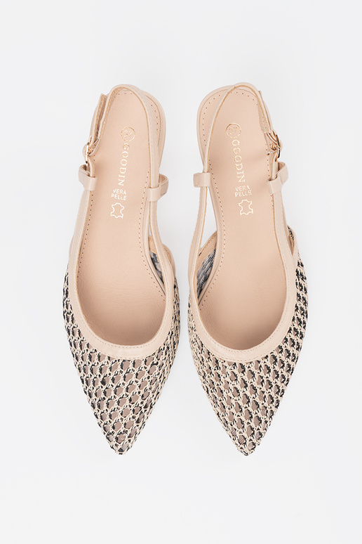 Absatzschuhe mit Lochmuster auf... Absatzschuhe mit Lochmuster auf...