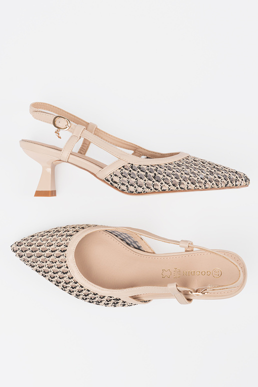 Absatzschuhe mit Lochmuster auf... Absatzschuhe mit Lochmuster auf...