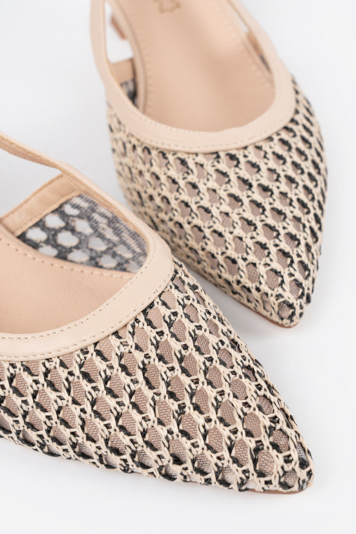 Absatzschuhe mit Lochmuster auf... Absatzschuhe mit Lochmuster auf...