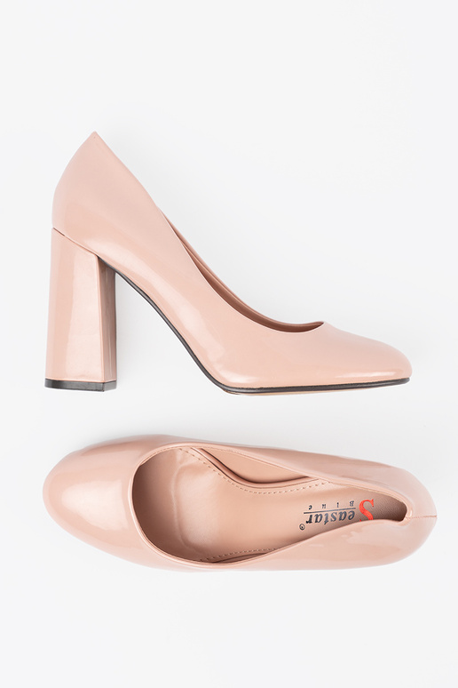 Elfenbeinfarbene lackierte High Heels