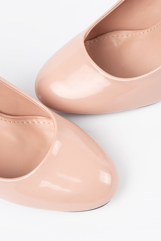 Elfenbeinfarbene lackierte High Heels