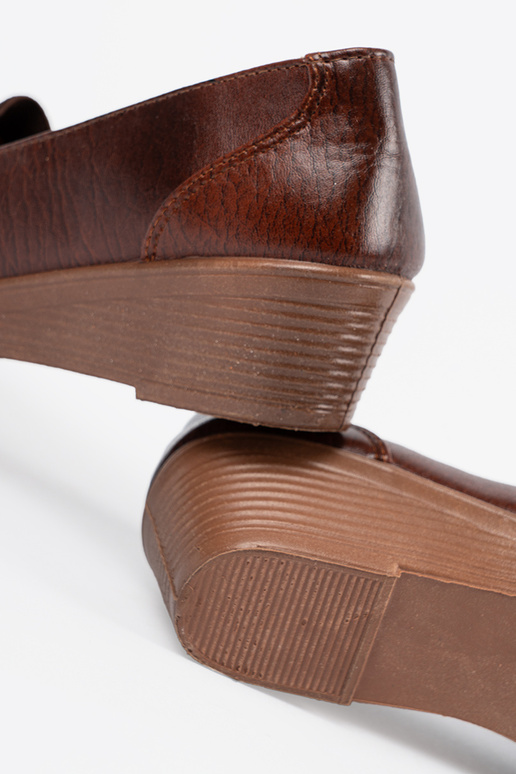 Braune Slipper mit Verschluss und...