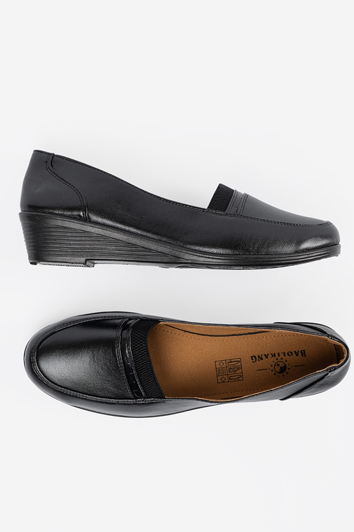 Schwarze klassische Slipper zum... Schwarze klassische Slipper zum...
