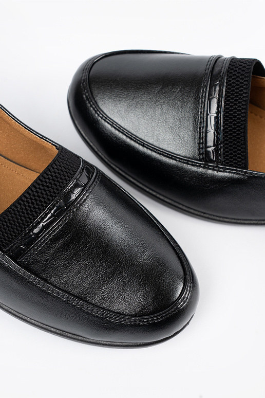Schwarze klassische Slipper zum... Schwarze klassische Slipper zum...