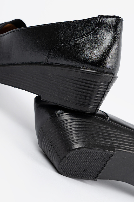 Schwarze klassische Slipper zum... Schwarze klassische Slipper zum...