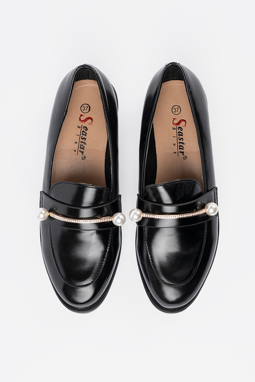 Schwarze lackierte Mokassins mit Perlen