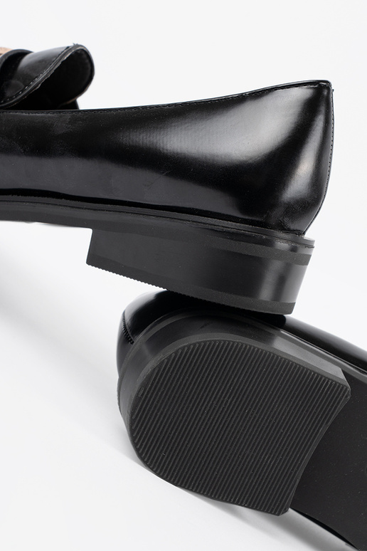 Schwarze lackierte Mokassins mit Perlen