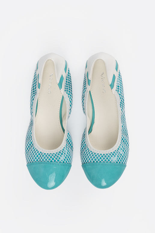 Blaue Ballerinas mit weißem Netz